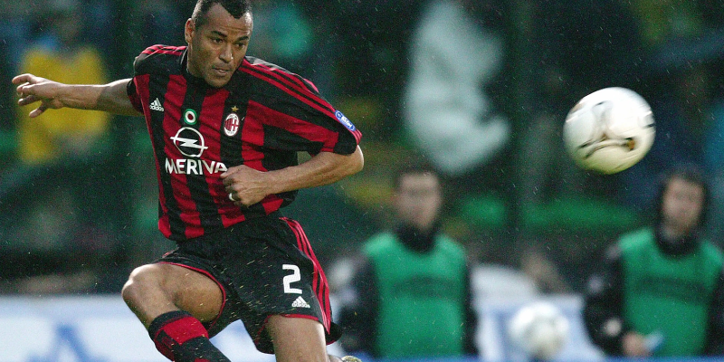 Hậu vệ Cafu nằm trong đội hình huyền thoại AC Milan