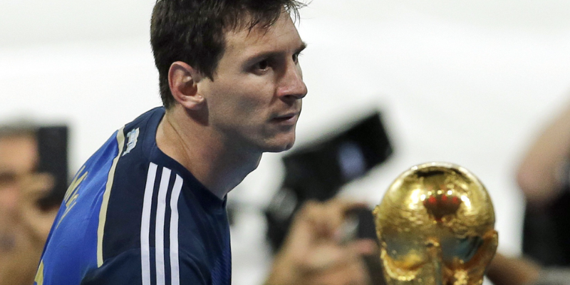 Nỗi thất vọng trong hình ảnh Messi nhìn cup