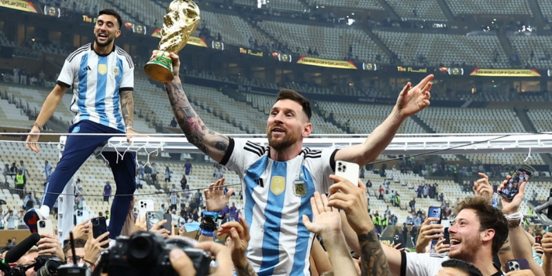Messi nhìn cup và khoảnh khắc này đã được đền đáp vào cuối năm 2022