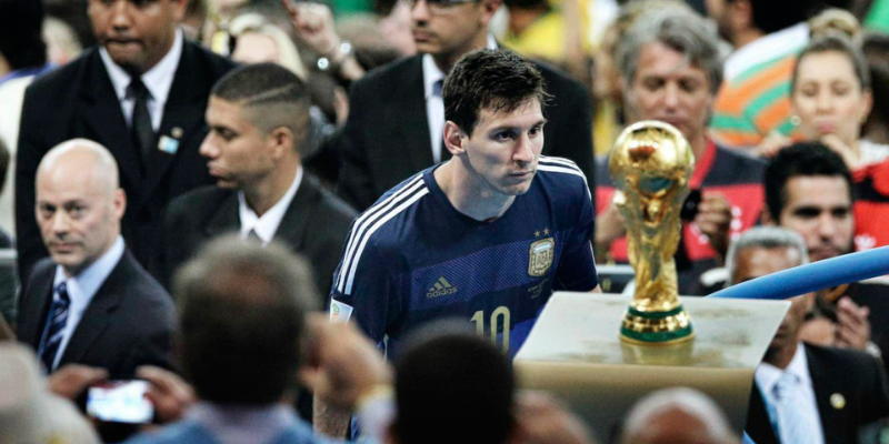 Hình ảnh Messi nhìn cup một trong những hình ảnh gây ám ảnh